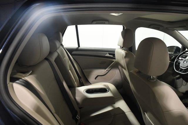 2017 Volkswagen Golf SE w/ Sunroof photo