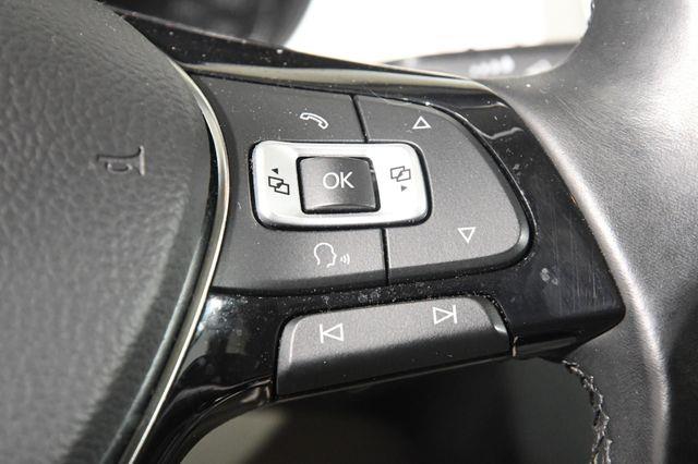 2017 Volkswagen Golf SE w/ Sunroof photo
