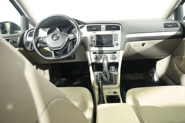2017 Volkswagen Golf SE w/ Sunroof photo