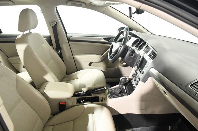 2017 Volkswagen Golf SE w/ Sunroof photo