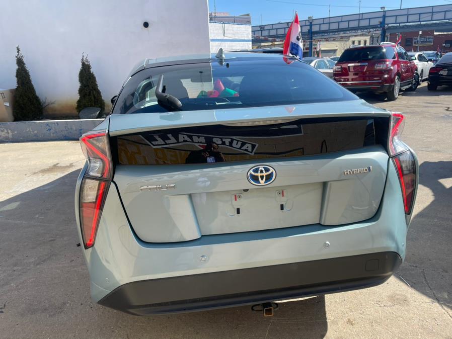 2017 Toyota Prius Three Touring (Natl) photo