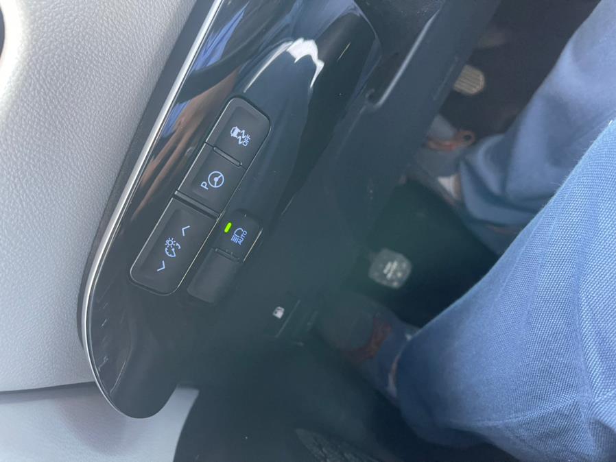 2017 Toyota Prius Three Touring (Natl) photo