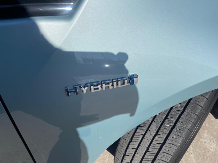 2017 Toyota Prius Three Touring (Natl) photo