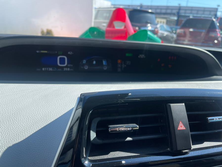 2017 Toyota Prius Three Touring (Natl) photo