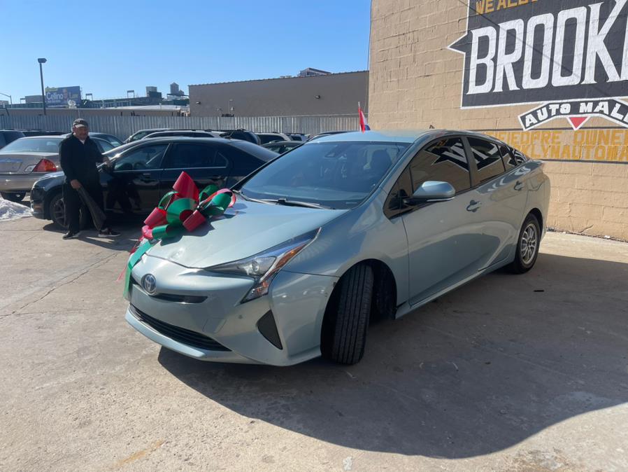 2017 Toyota Prius Three Touring (Natl) photo