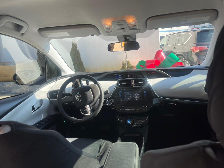 2017 Toyota Prius Three Touring (Natl) photo