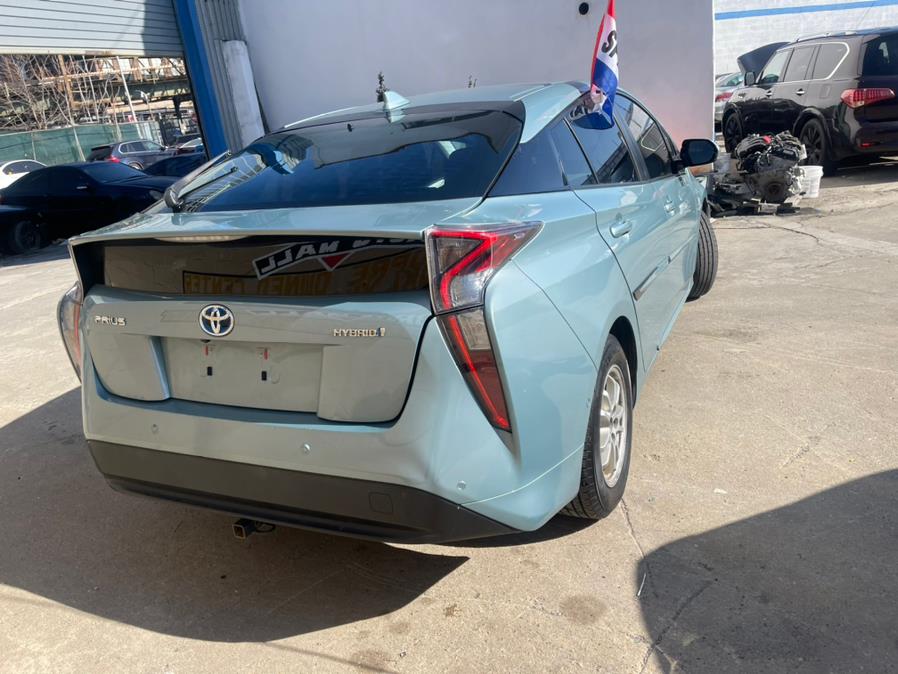 2017 Toyota Prius Three Touring (Natl) photo
