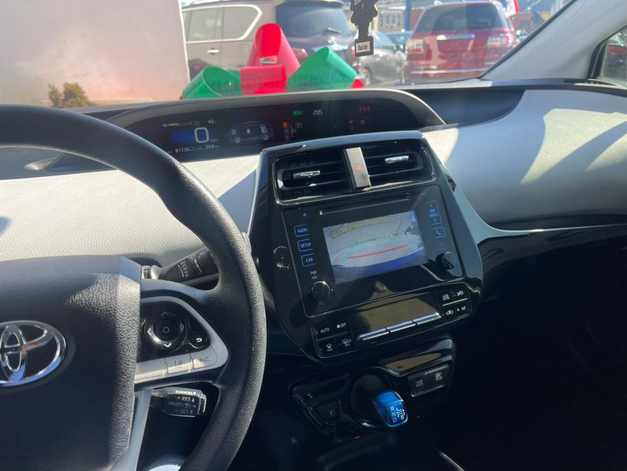 2017 Toyota Prius Three Touring (Natl) photo