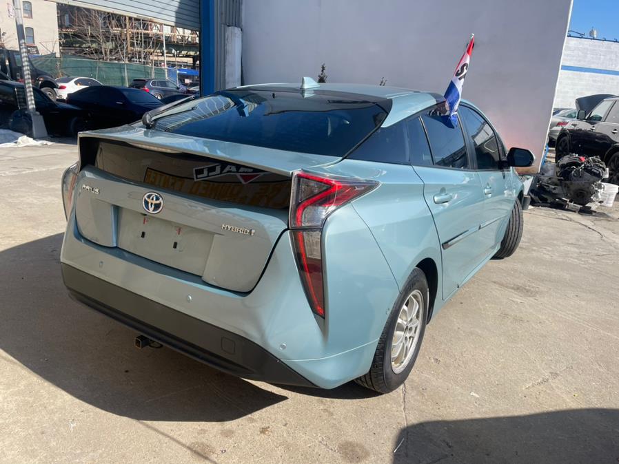 2017 Toyota Prius Three Touring (Natl) photo