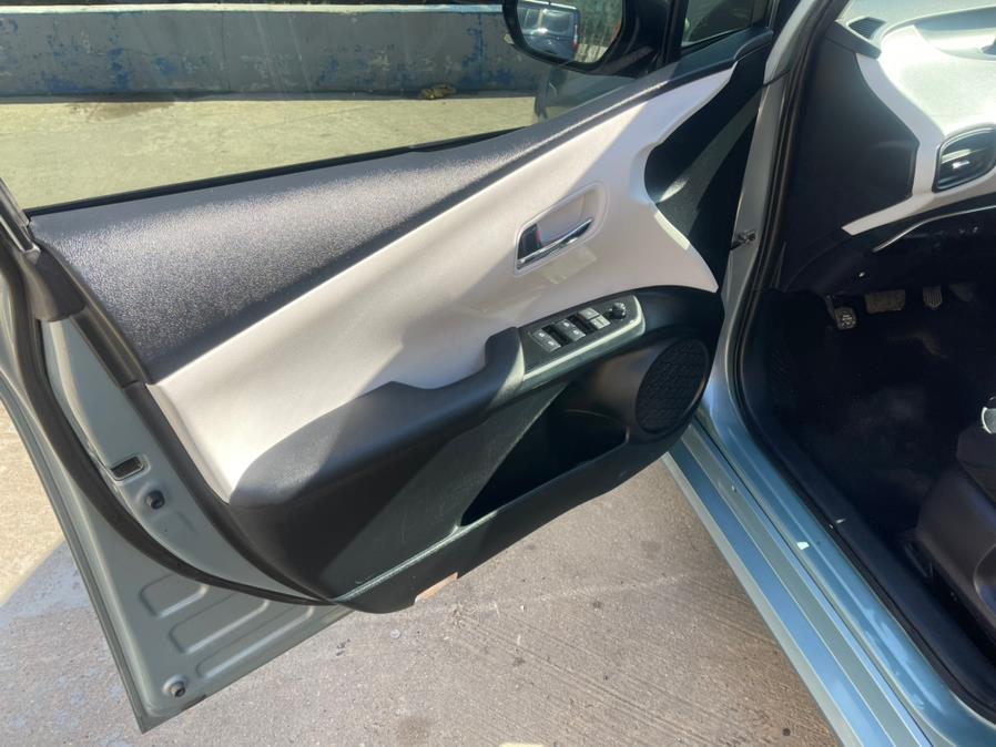 2017 Toyota Prius Three Touring (Natl) photo