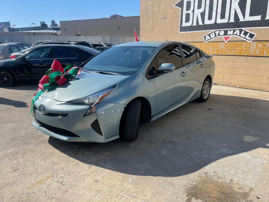 2017 Toyota Prius Three Touring (Natl) photo