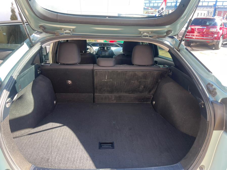 2017 Toyota Prius Three Touring (Natl) photo