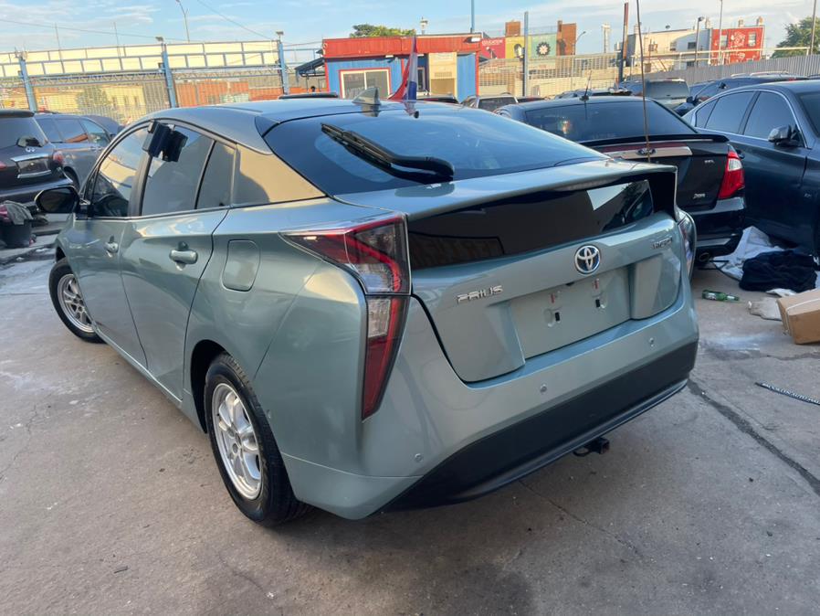 2017 Toyota Prius Three Touring (Natl) photo