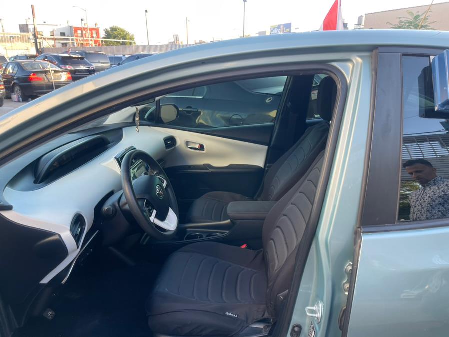 2017 Toyota Prius Three Touring (Natl) photo