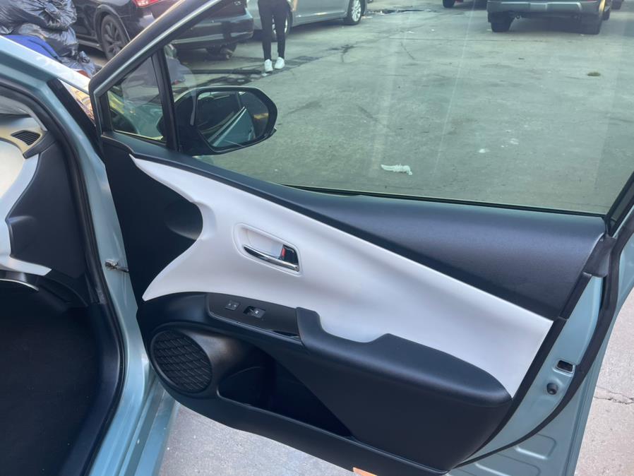 2017 Toyota Prius Three Touring (Natl) photo