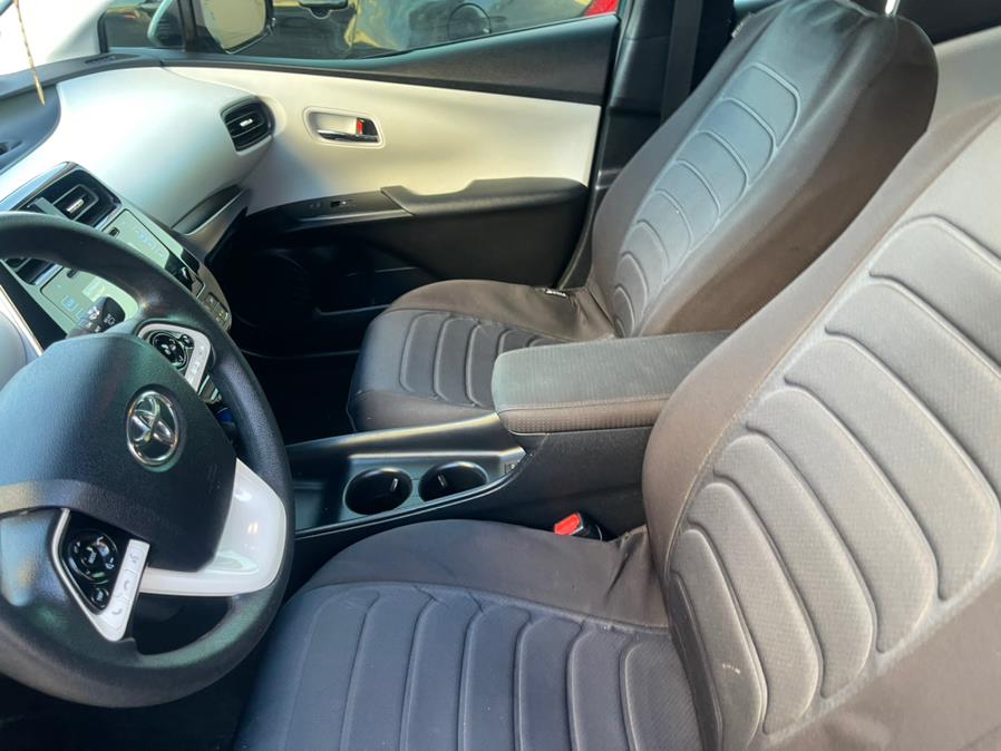 2017 Toyota Prius Three Touring (Natl) photo