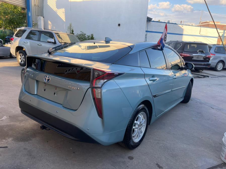 2017 Toyota Prius Three Touring (Natl) photo