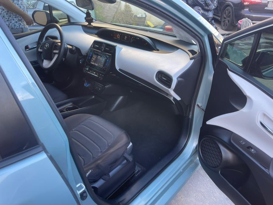 2017 Toyota Prius Three Touring (Natl) photo