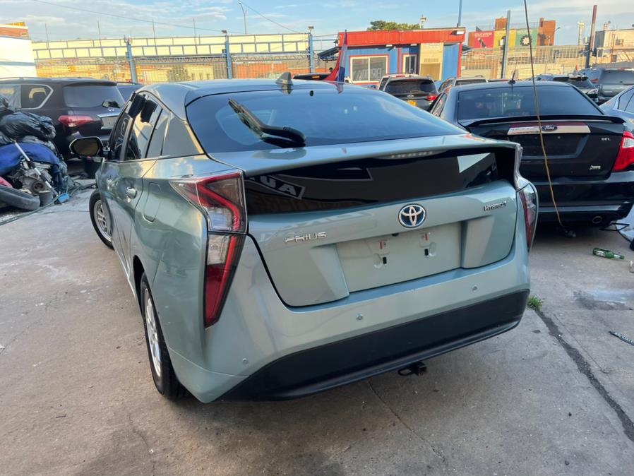2017 Toyota Prius Three Touring (Natl) photo