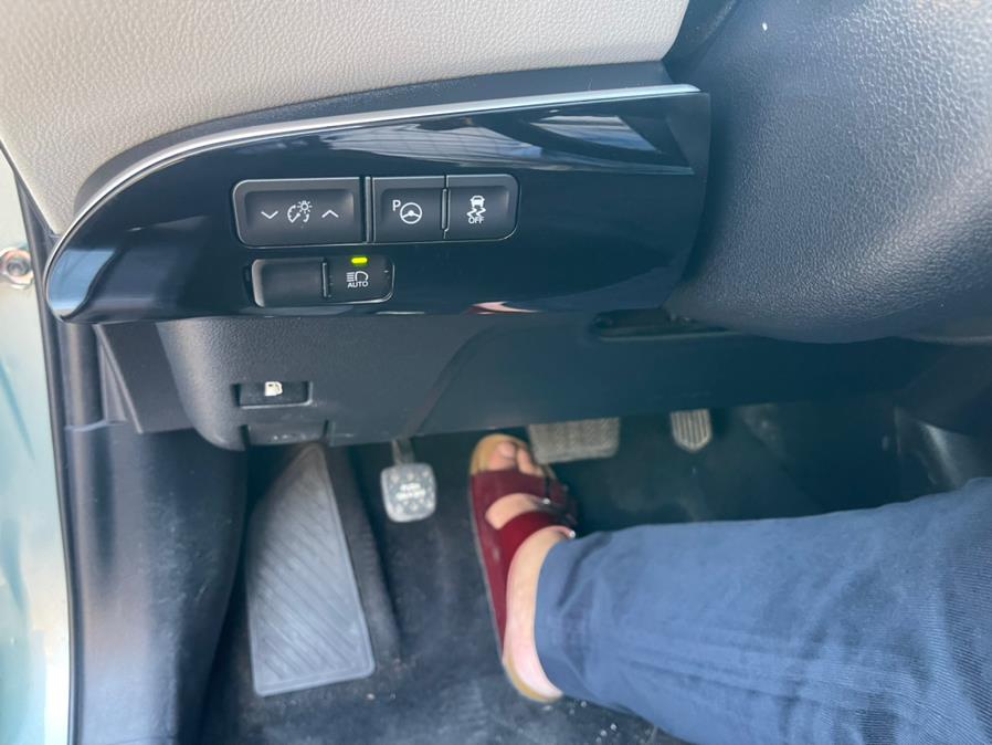 2017 Toyota Prius Three Touring (Natl) photo