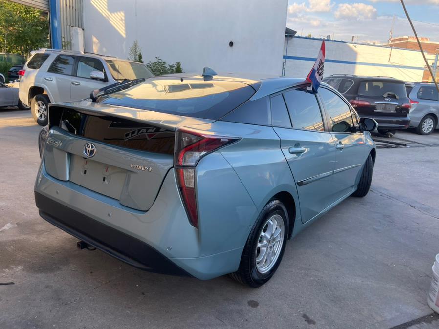 2017 Toyota Prius Three Touring (Natl) photo