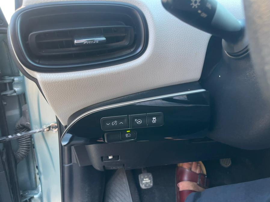 2017 Toyota Prius Three Touring (Natl) photo