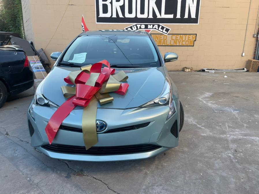 2017 Toyota Prius Three Touring (Natl) photo