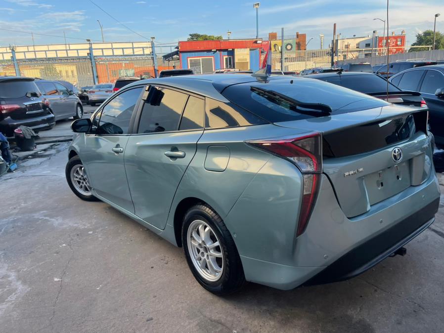2017 Toyota Prius Three Touring (Natl) photo