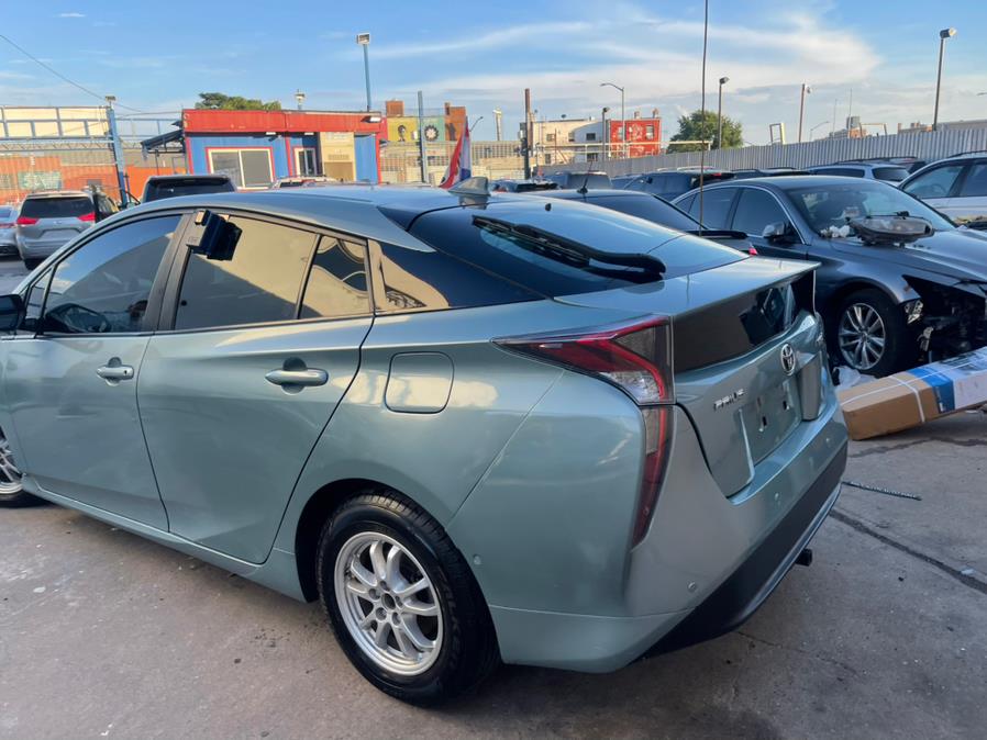 2017 Toyota Prius Three Touring (Natl) photo