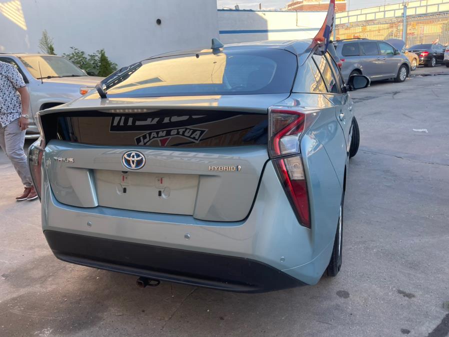 2017 Toyota Prius Three Touring (Natl) photo