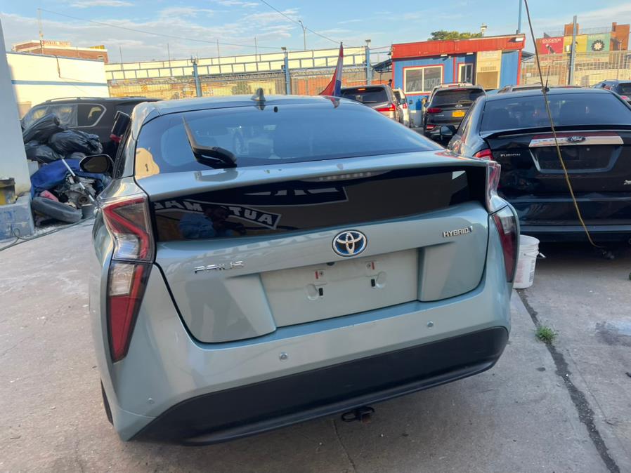 2017 Toyota Prius Three Touring (Natl) photo