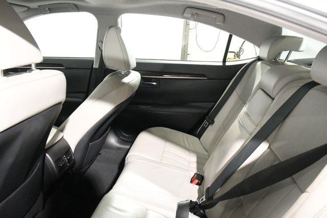2016 Lexus ES 350 photo