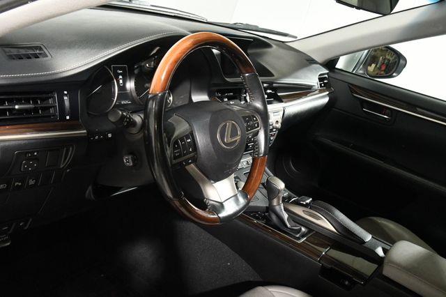 2016 Lexus ES 350 photo