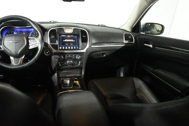 2019 Chrysler 300 Touring L photo