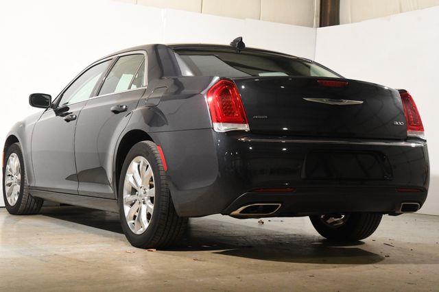2019 Chrysler 300 Touring L photo