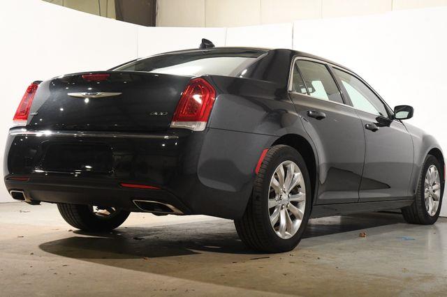 2019 Chrysler 300 Touring L photo
