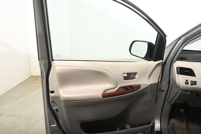 2014 Toyota Sienna XLE 7-Passenger photo