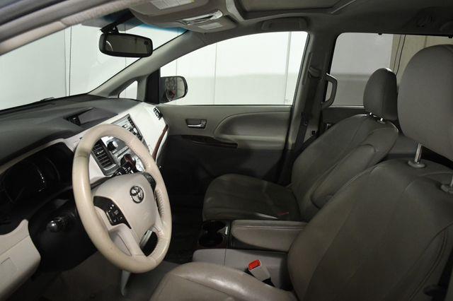 2014 Toyota Sienna XLE 7-Passenger photo