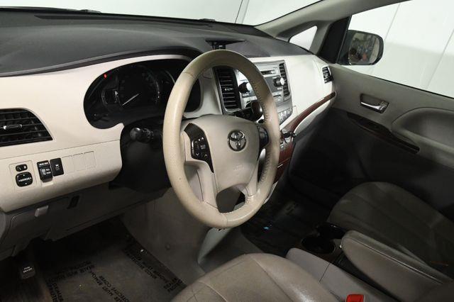 2014 Toyota Sienna XLE 7-Passenger photo