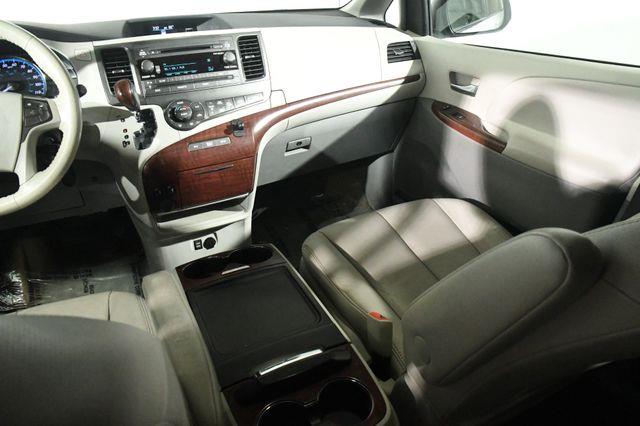 2014 Toyota Sienna XLE 7-Passenger photo