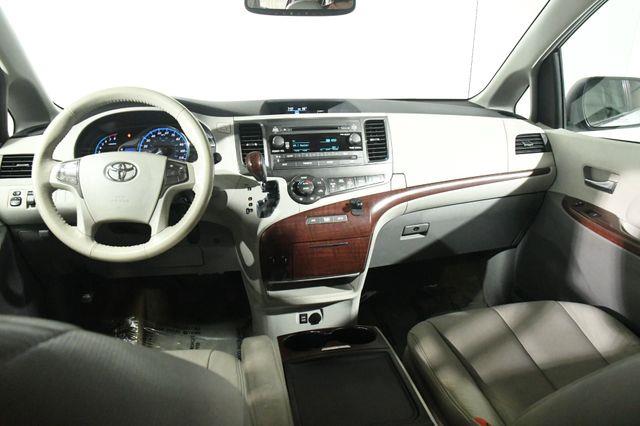 2014 Toyota Sienna XLE 7-Passenger photo