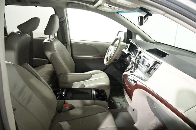 2014 Toyota Sienna XLE 7-Passenger photo
