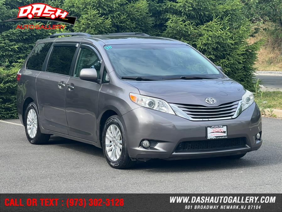 2017 Toyota Sienna XLE Premium FWD 8-Passenger (N photo