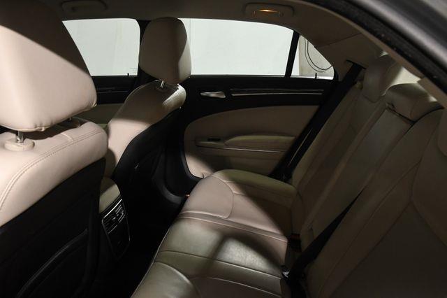 2018 Chrysler 300 Touring L photo