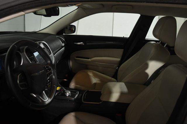 2018 Chrysler 300 Touring L photo