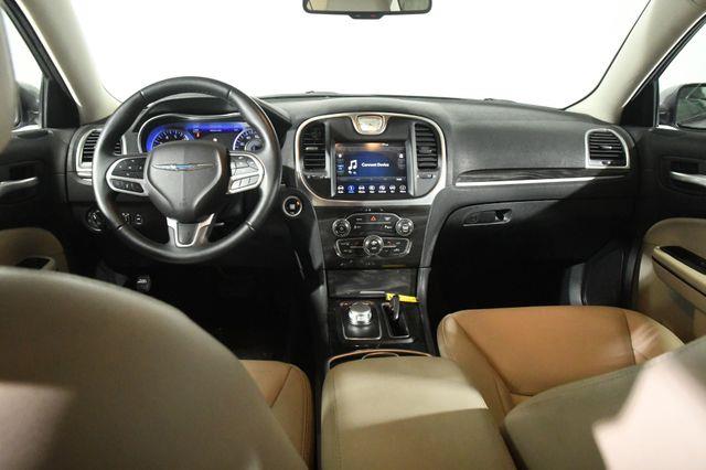 2018 Chrysler 300 Touring L photo