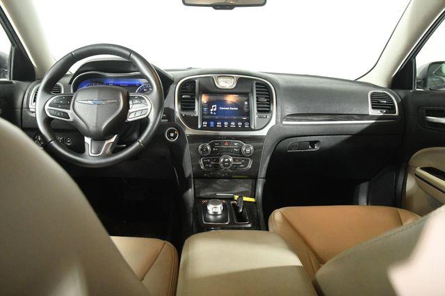 2018 Chrysler 300 Touring L photo
