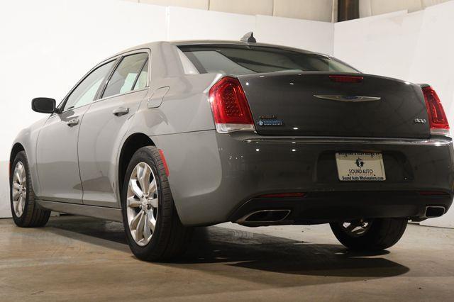 2018 Chrysler 300 Touring L photo