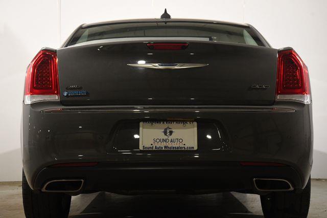 2018 Chrysler 300 Touring L photo