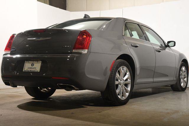 2018 Chrysler 300 Touring L photo